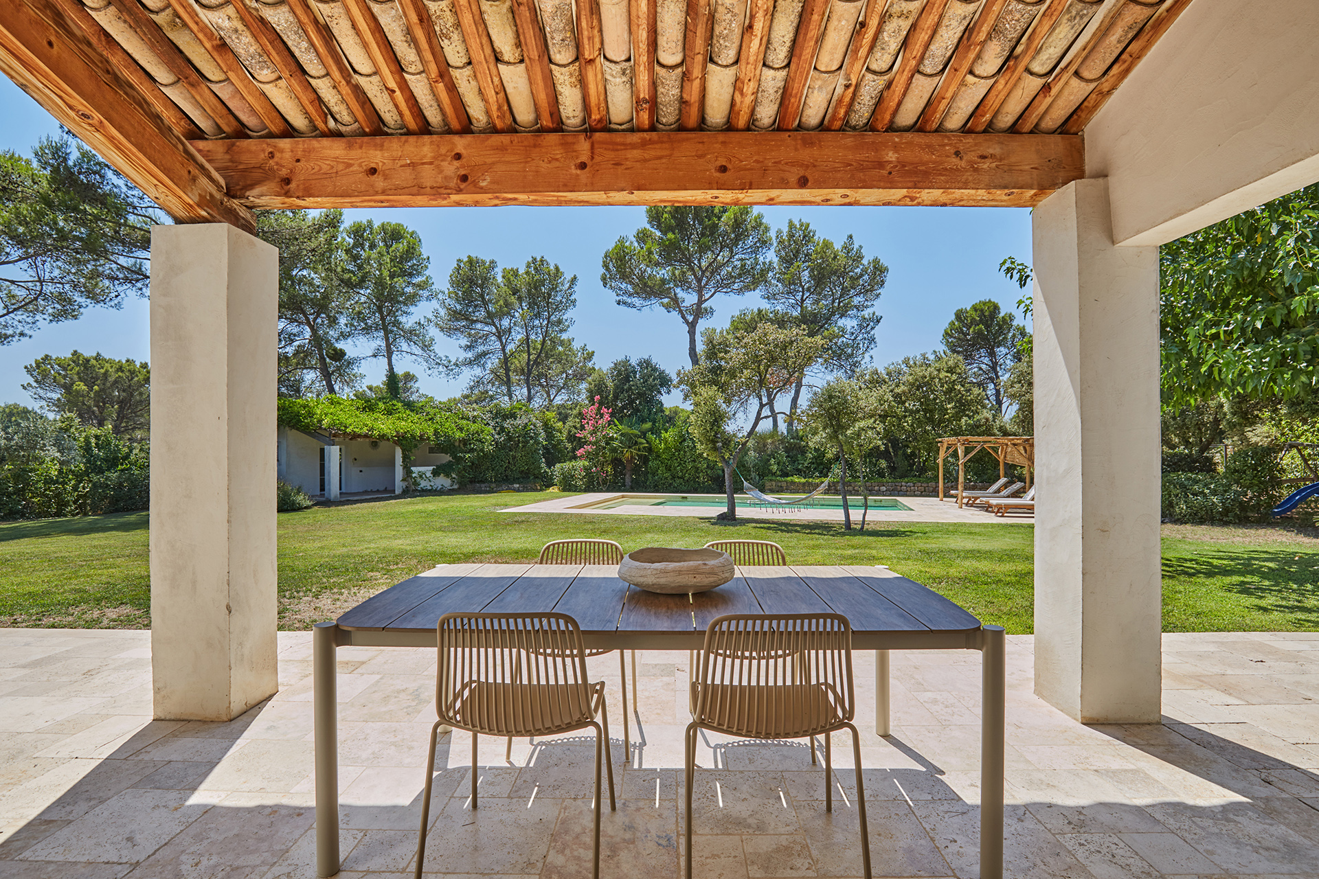 Déjeuner sous la terrasse couverte