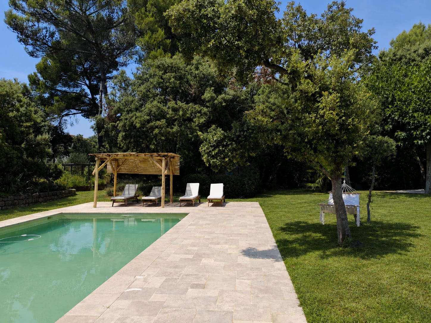 La piscine et la tonnelle